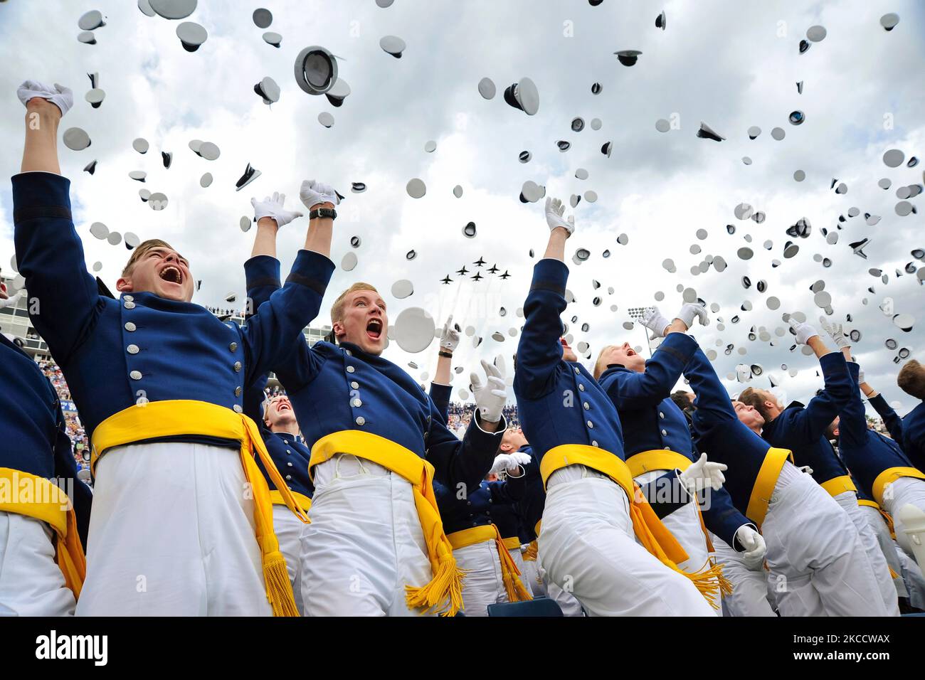 Die US Air Force Academy Class of 2015 wirft ihre Hüte zum Feiern. Stockfoto