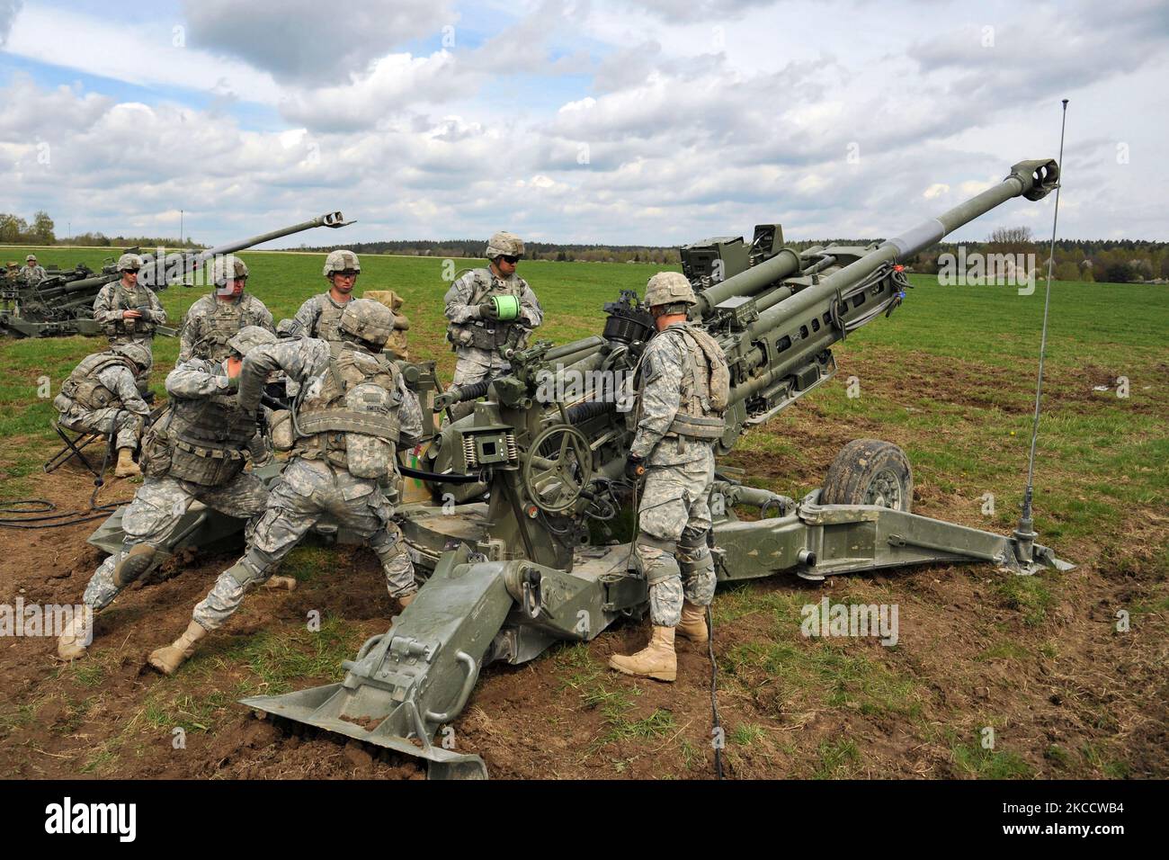 Fallschirmjäger der US-Armee laden einen M777A2-Howitzer. Stockfoto