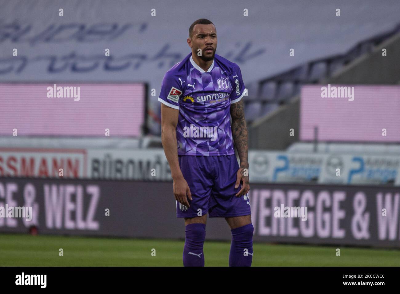 Jay-Roy Grot aus Osnabrück blickt beim zweiten Bundesliga-Spiel zwischen dem VfL Osnabrück und dem SSV Jahn Regensburg am 14. April 2021 in Bremer Brücker in Osnabrück auf. (Foto von Peter Niedung/NurPhoto) Stockfoto