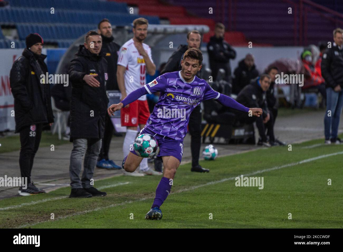 Bashkim Ajdini aus Osnabrück kontrolliert den Ball beim zweiten Bundesliga-Spiel zwischen dem VfL Osnabrück und dem SSV Jahn Regensburg am 14. April 2021 in Bremer Bruder in Osnabrück. (Foto von Peter Niedung/NurPhoto) Stockfoto