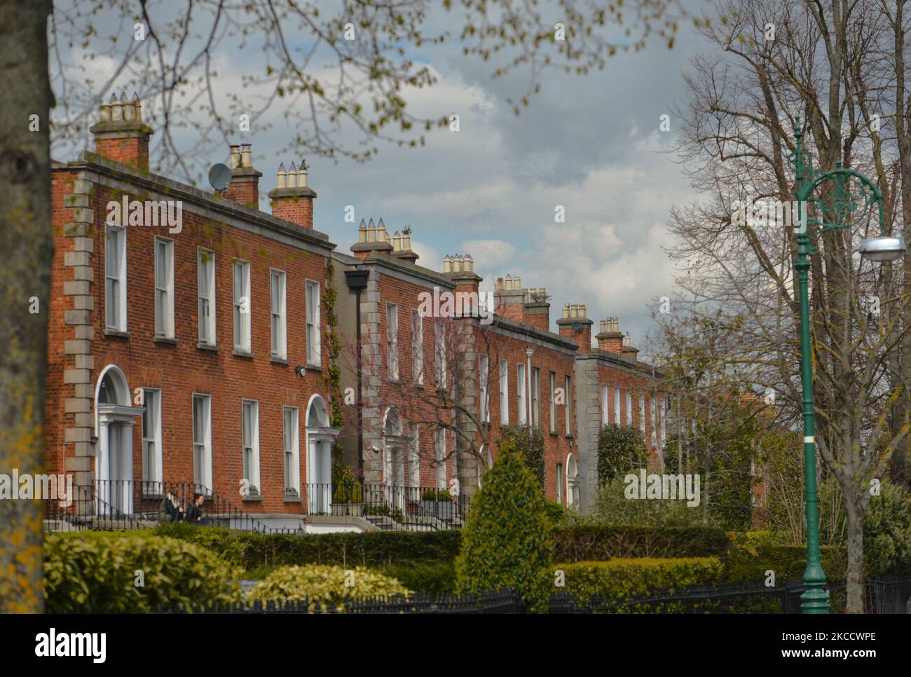 Grüne Gärten mit blühenden Bäumen in Dublin, während der COVID-19-Sperre. Am Freitag, den 16. April 2021, in Dublin, Irland. (Foto von Artur Widak/NurPhoto) Stockfoto