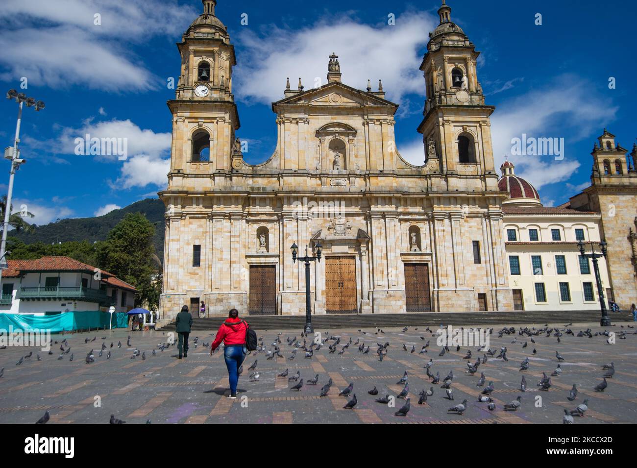 Leere Ansicht der Plaza de Bolivar und der Primary Cathedral of Colombia während die Stadt Bogota vor einer 3-tägigen Quarantäne steht, bis freitag bis montag n Bogota, Kolumbien am 16. April, 2021, nachdem die Stadt aufgrund von Besetzungen der Intensivstation durch die neuartige Coronavirus-Pandemie COVID-19 in einen roten Notfallcode eintrat. (Foto von Sebastian Barros/NurPhoto) Stockfoto