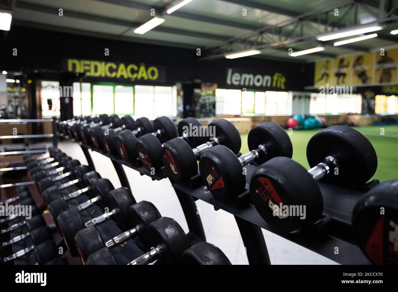 Eine allgemeine Ansicht des Gymnasiums, am 17. April 2021, in Lissabon, Portugal. Die Turnhallen ohne Gruppenkurse können betrieben werden, entsprechen der zweiten Phase der Deflation nach Angaben der Regierung von Portugal. (Foto von Nuno Cruz/NurPhoto) Stockfoto