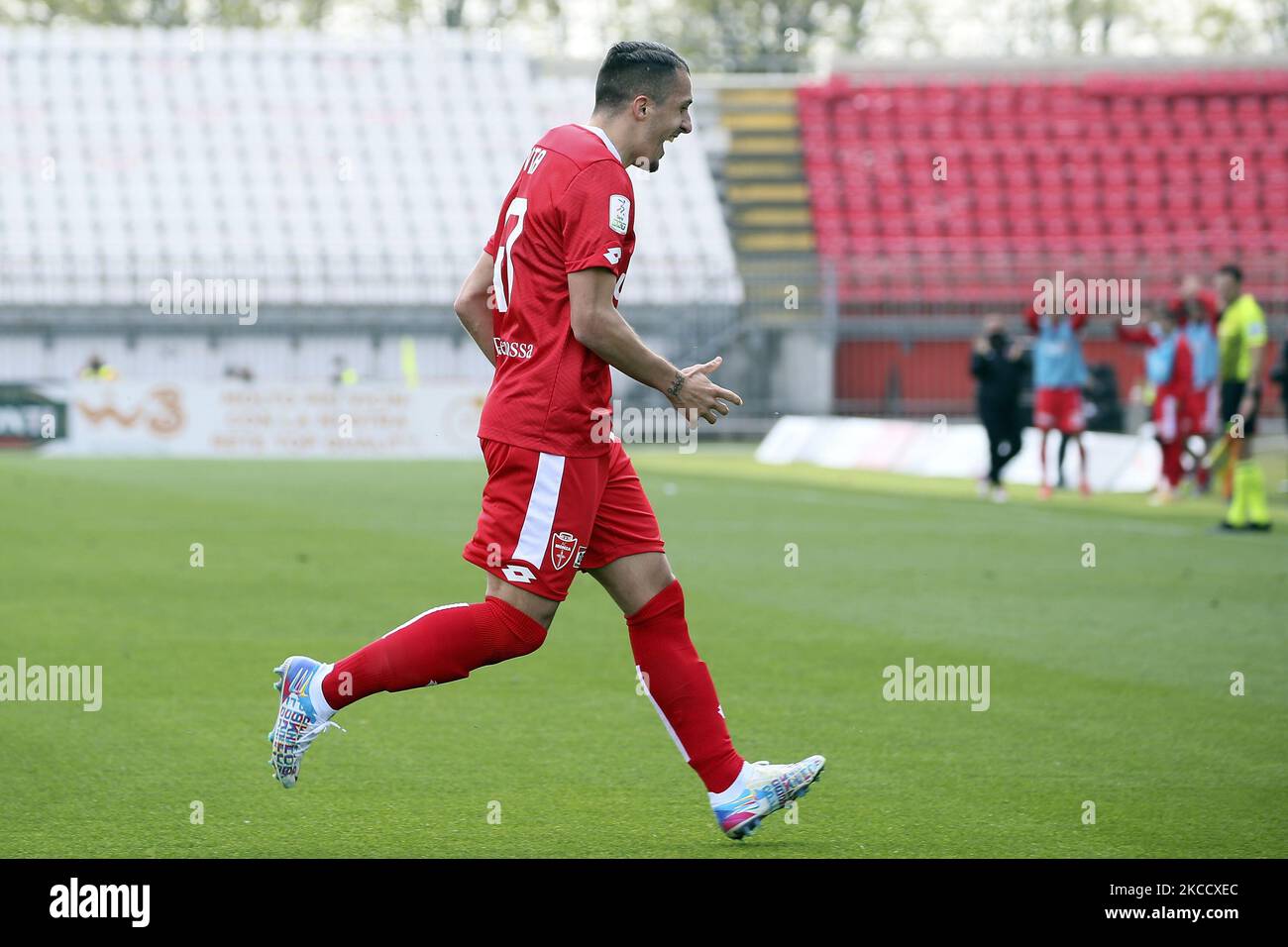 Dany Mota von AC Monza feiert, nachdem er das zweite Tor seines Teams beim Spiel der Serie B zwischen AC Monza und US-Cremonesen im Stadio Brianteo am 17. April 2021 in Monza, Italien, erzielt hat. (Foto von Giuseppe Cottini/NurPhoto) Stockfoto