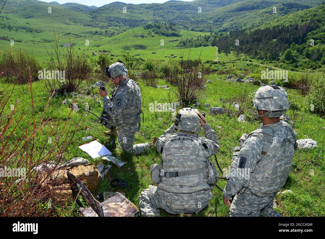 Fallschirmjäger der US-Armee erwerben Ziele während einer Trainingsübung zur Luftunterstützung. Stockfoto