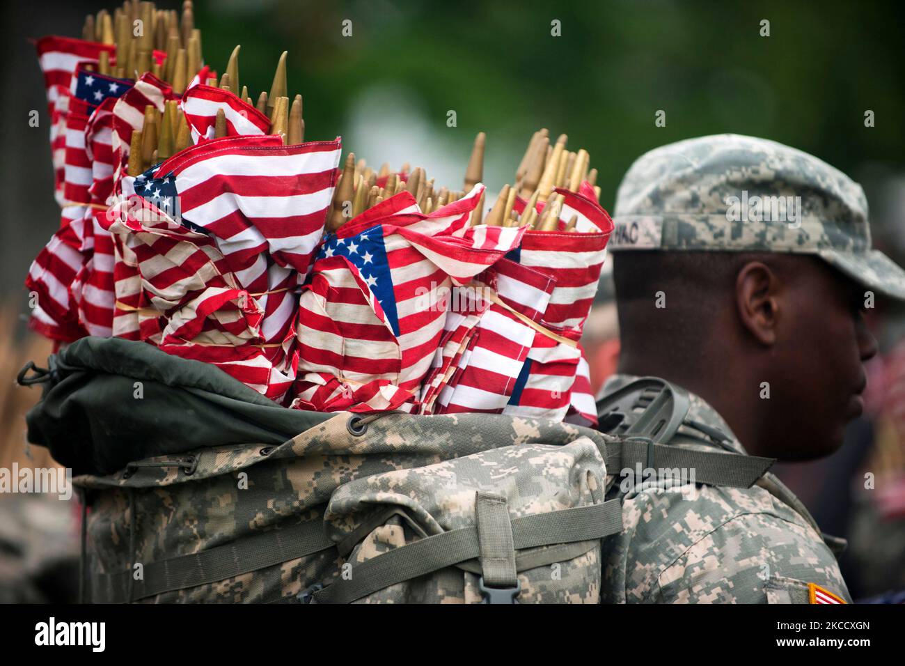 Ein Soldat der US-Armee, der amerikanische Flaggen trägt. Stockfoto