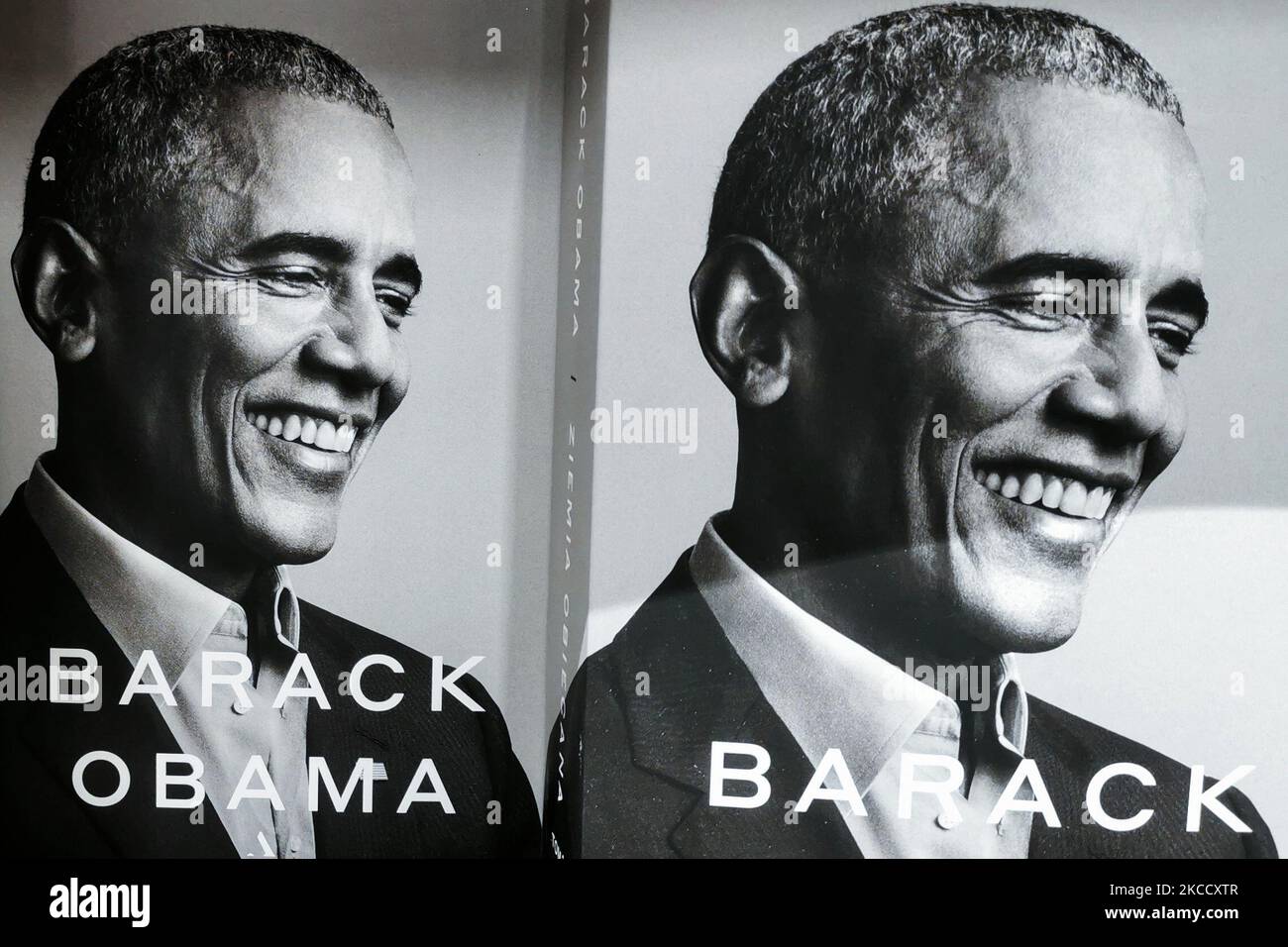 Barack Obamas Memoiren „A Promised Land“ werden in einer Buchhandlung in Krakau, Polen, ausgestellt. 17. April 2021. (Foto von Beata Zawrzel/NurPhoto) Stockfoto