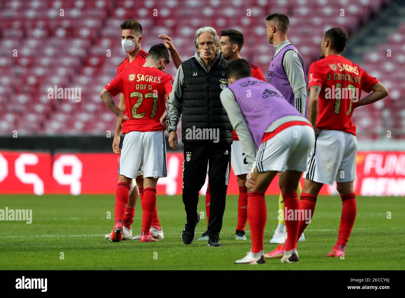 Benficas Cheftrainer Jorge Jesus (C) und seine Spieler reagieren am Ende des Fußballspiels der Portugiesischen Liga zwischen SL Benfica und dem FC Gil Vicente am 17. April 2021 im Luz-Stadion in Lissabon, Portugal. (Foto von Pedro FiÃºza/NurPhoto) Stockfoto