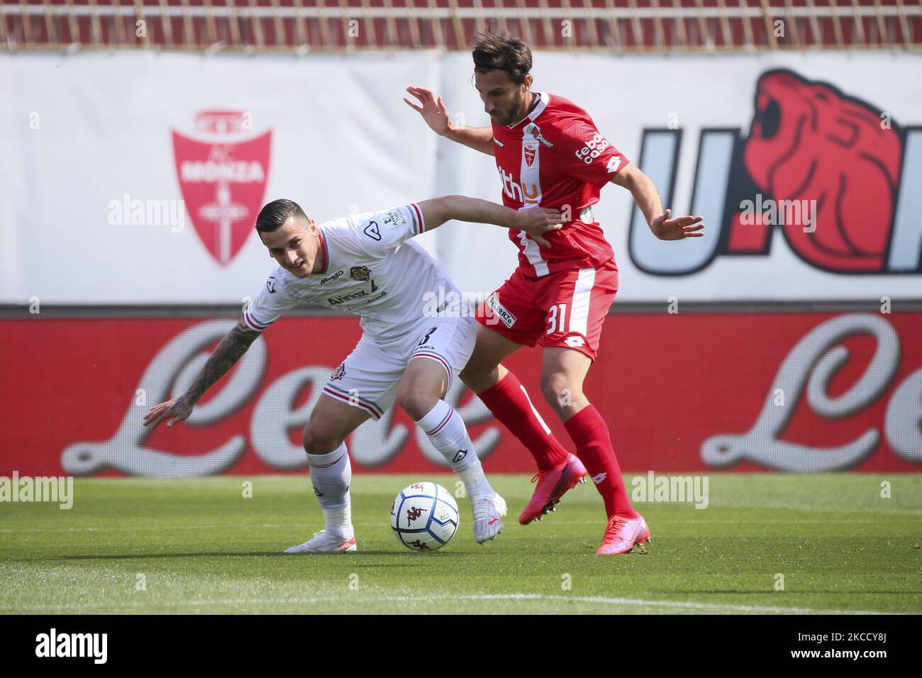 Emanuele Valeri (L) aus dem US-Cremonesen kämpft mit Mario Sampirisi (R) von AC Monza während des Spiels der Serie B zwischen AC Monza und US-Cremonesen im Stadio Brianteo am 17. April 2021 in Monza, Italien, um den Ball. (Foto von Giuseppe Cottini/NurPhoto) Stockfoto