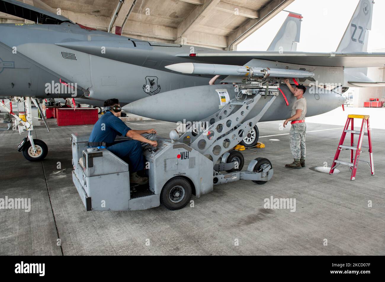 Betreuer bereiten Flugzeuge Kadena Air Base, Japan. Stockfoto