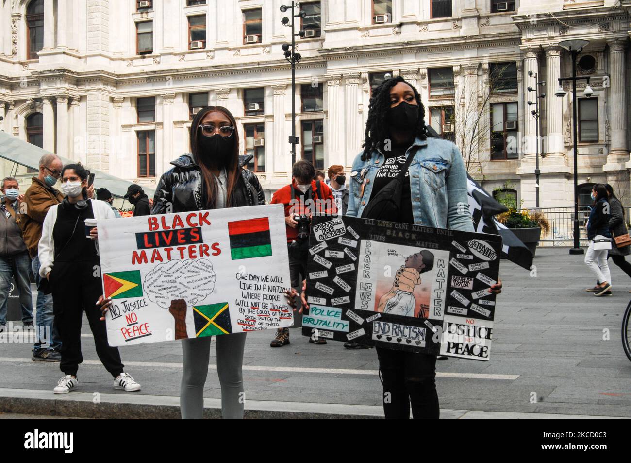 Während eines Tages, an dem die Demonstranten in Solidarität mit dem Brooklyn Center und Chicago wegen der Polizeimorde von Daunte Wright und Adam Toledo in Philadelphia, Pennsylvania, USA, am 17. April auf die rassistische Natur der Polizeibrutalität in Amerika aufmerksam machen, 2021. (Foto von Cory Clark/NurPhoto) Stockfoto