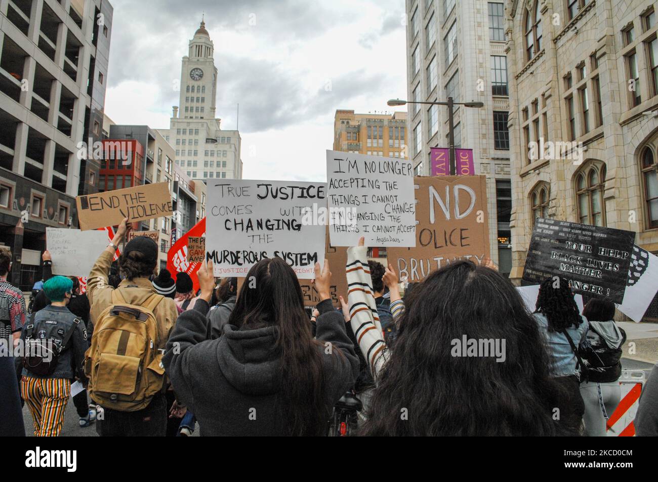 Die Demonstranten fordern während eines Aktionstages über die Morde an Daunte Wright und Adam Toledo in Philadelphia, Pennsylvania, USA, am 17. April 2021 einen systemischen Wandel und ein Ende der Polizeigewalt. (Foto von Cory Clark/NurPhoto) Stockfoto