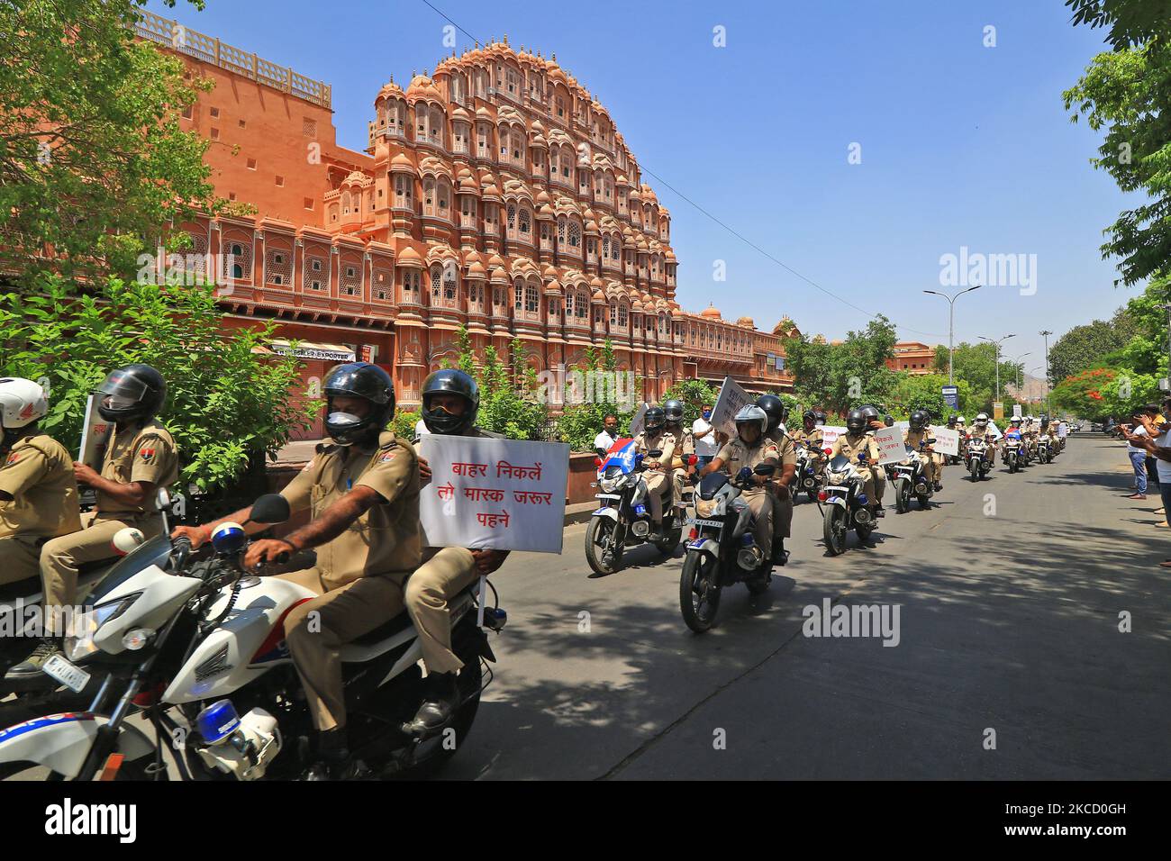 Sicherheitspersonal führt am 17. April 2021 bei der Ausgangssperre am Wochenende in Badi Chaupar in Jaipur, Rajasthan, Indien, einen flaggenmarsch durch, um auf die Ausbreitung des Coronavirus aufmerksam zu machen. (Foto von Vishal Bhatnagar/NurPhoto) Stockfoto