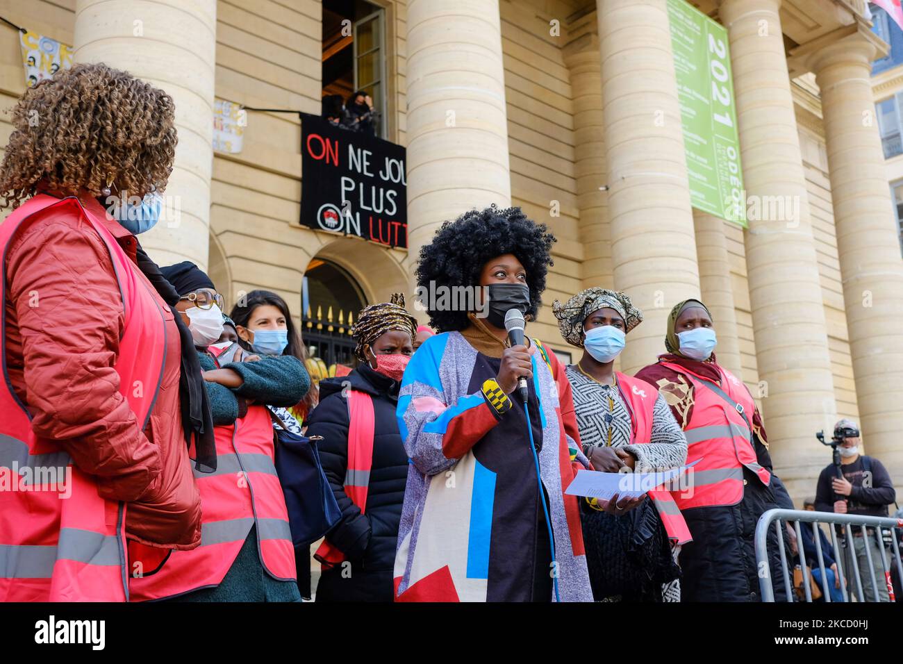 Die Schauspielerin Roukiata Ouedraogo spricht am 17. April 2021 in Paris, Frankreich, für die Zimmerleute der Pariser Hotels und für die Besetzung des Odeon-Theaters, im Kampf für alle prekären Menschen. Das Odeon-Theater wird seit März 4 von Künstlern besetzt, die aufgrund gesundheitlicher Einschränkungen ihr Einkommen verloren haben. (Foto von Vincent Koebel/NurPhoto) Stockfoto