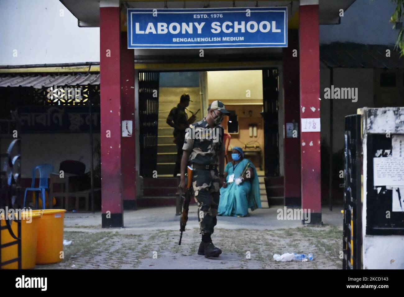 Ein paramilitärisches Personal in einem Wahllokal während der Wahl der Versammlung der Fünften Phase in Westbengalen in Kalkutta, Indien, am 17. April 2021. Laut einem indischen Medienbericht hat die Wahlkommission beschlossen, Kundgebungen, öffentliche Treffen und Straßenveranstaltungen in West-Bengalen von 7 bis 10 Uhr aufgrund der Covid-19-Spitze in Indien zu verbieten. (Foto von Indranil Aditya/NurPhoto) Stockfoto