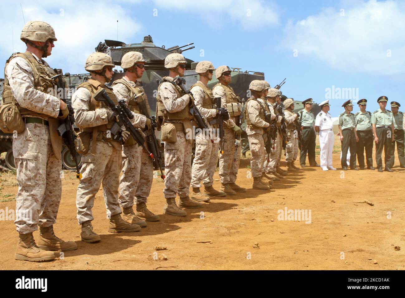 Offiziere der Volksbefreiungsarmee beobachten eine Demonstration der Fähigkeiten des Marine Corps. Stockfoto