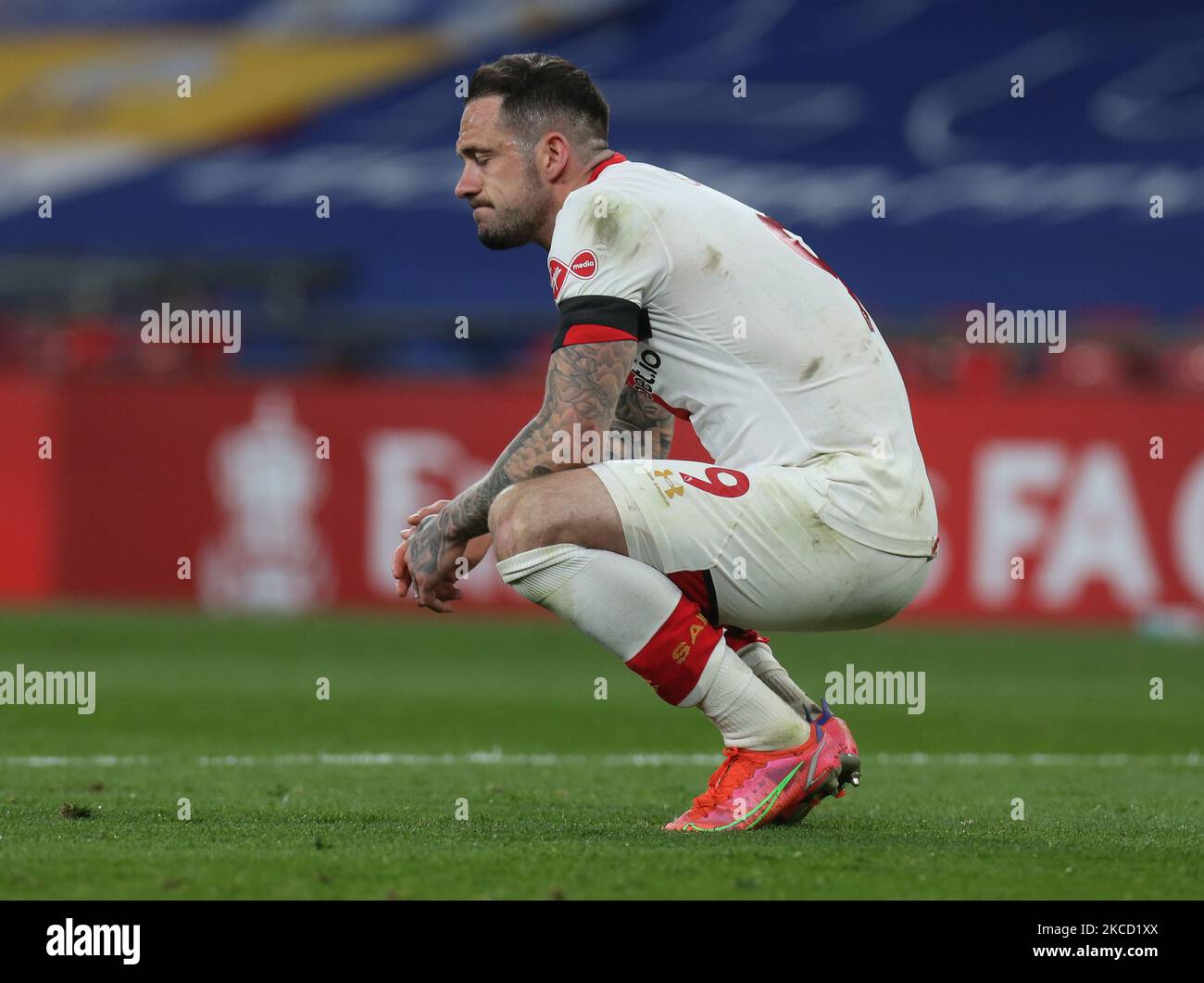 Southampton's Danny Ings wurde nach dem Halbfinale des Emirates FA Cup zwischen Leicester City und Southampton im Wembley-Stadion in London, Großbritannien, am 18.. April 2021 niedergeschlagen. (Foto by Action Foto Sport/NurPhoto) Stockfoto