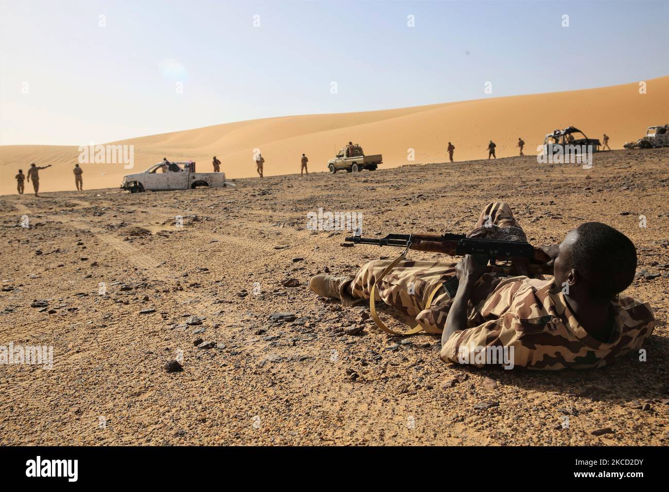 Ein Soldat der tschadischen Armee erwartet medizinische Hilfe. Stockfoto