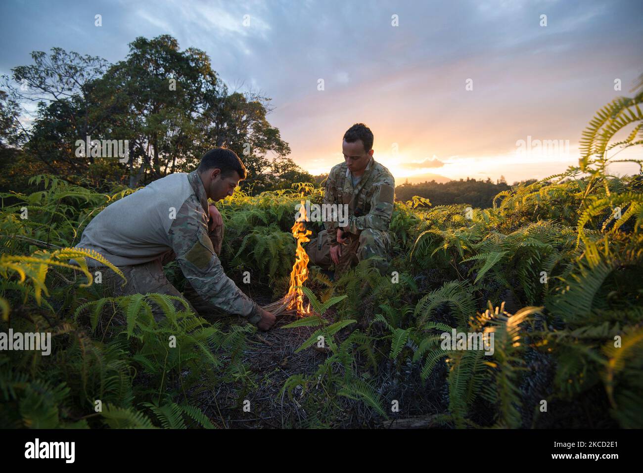 Flieger führen Überlebenstraining beim Dschungel-Operations-Trainingskurs der US-Armee in Hawaii durch. Stockfoto