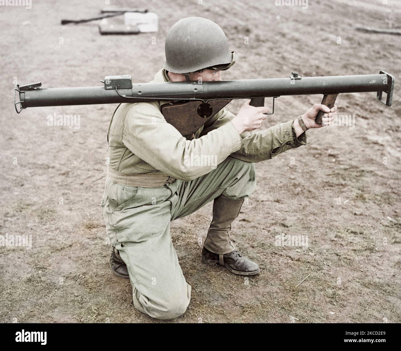 Ein Soldat kniend und mit dem Ziel einer Panzerfaust, 1943, England. Stockfoto