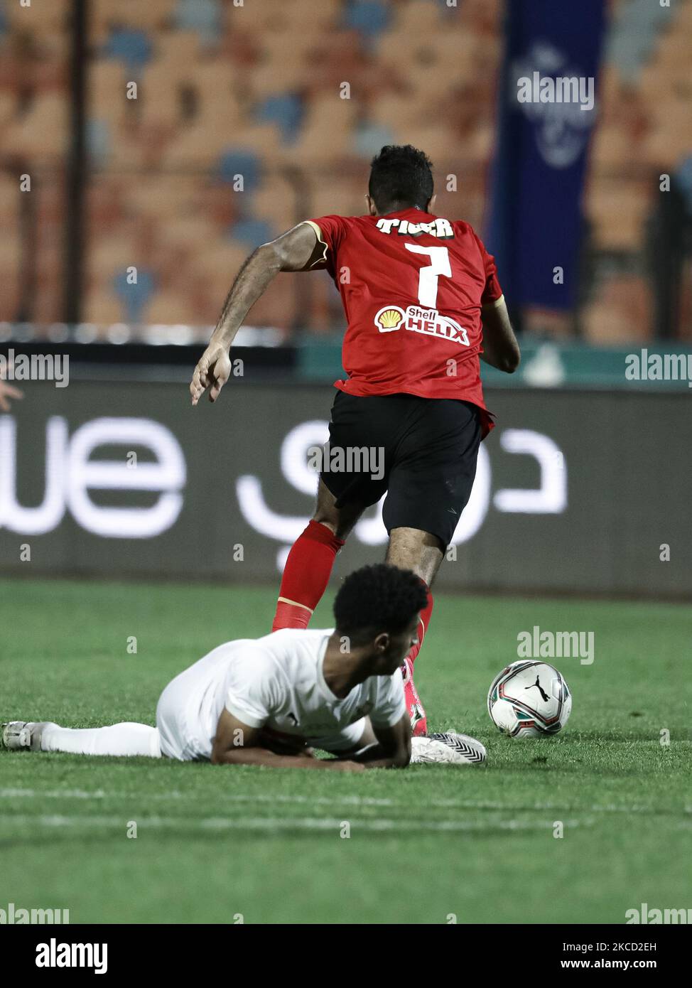 Mahmoud Kahrba von Al Ahly führte den Ball während des egypt League Match zwischen Zamalek und Al Ahly am 18. April 2021 in Kairo, Ägypten, im Stadion von Kairo. (Foto von Ahmed Awaad/NurPhoto) Stockfoto