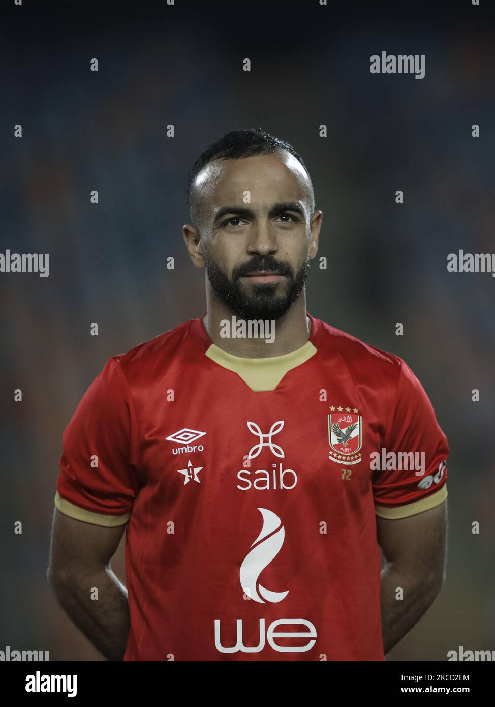 Mohamed Magdy Afsha von Al Ahly schaut während des Finalmatches zwischen Zamalek und Al Ahly im Kairoer Stadion am 18. April 2021 in Kairo, Ägypten, auf. (Foto von Ahmed Awaad/NurPhoto) Stockfoto