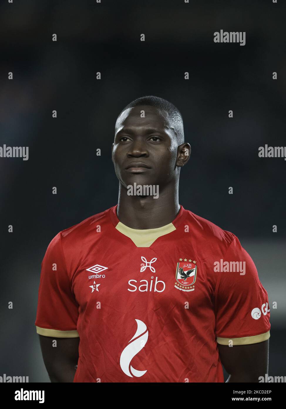 Aliou Diang von Al Ahly schaut während des Finalmatches zwischen Zamalek und Al Ahly am 18. April 2021 in Kairo, Ägypten, auf. (Foto von Ahmed Awaad/NurPhoto) Stockfoto