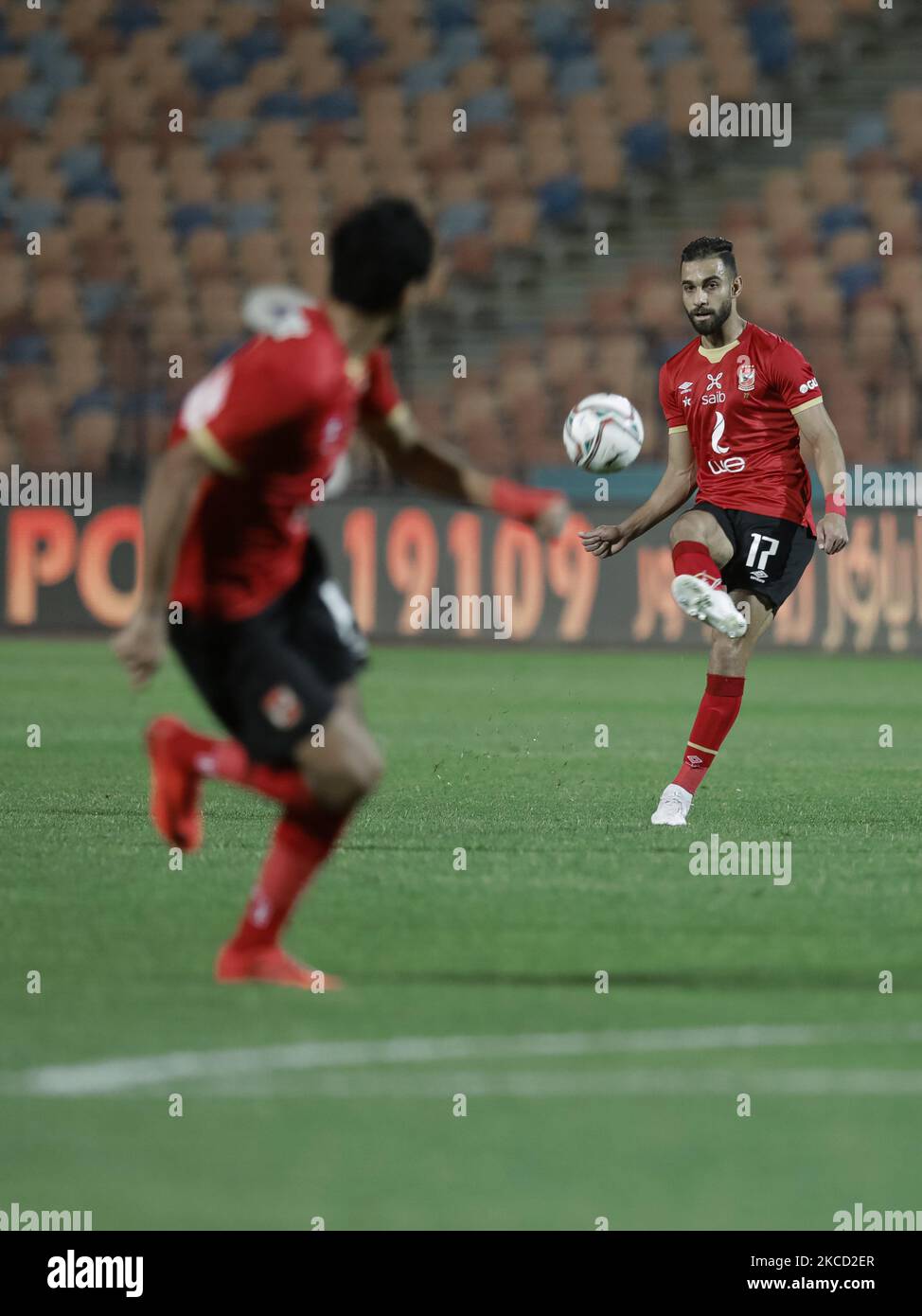 AMR El Solia von Al Ahly Bass den Ball während der egypt League Match zwischen Zamalek und Al Ahly in Kairo Stadion am 18. April 2021 in Kairo, Ägypten. (Foto von Ahmed Awaad/NurPhoto) Stockfoto