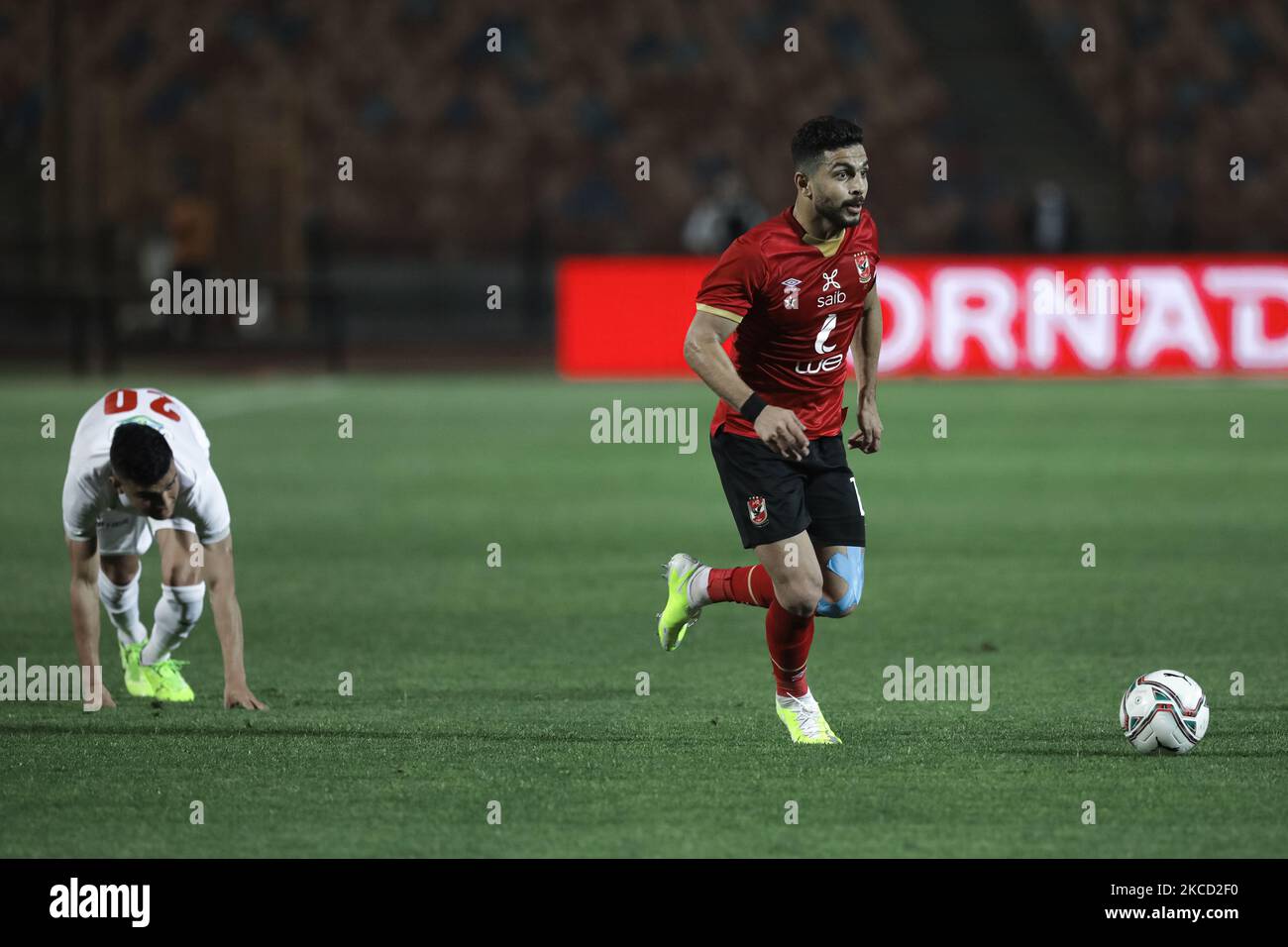 Ayman Ashraf von Al ahly spielt den Ball während des egypt League Match zwischen Zamalek und Al Ahly am 18. April 2021 in Kairo, Ägypten (Foto von Ahmed Awaad/NurPhoto) Stockfoto