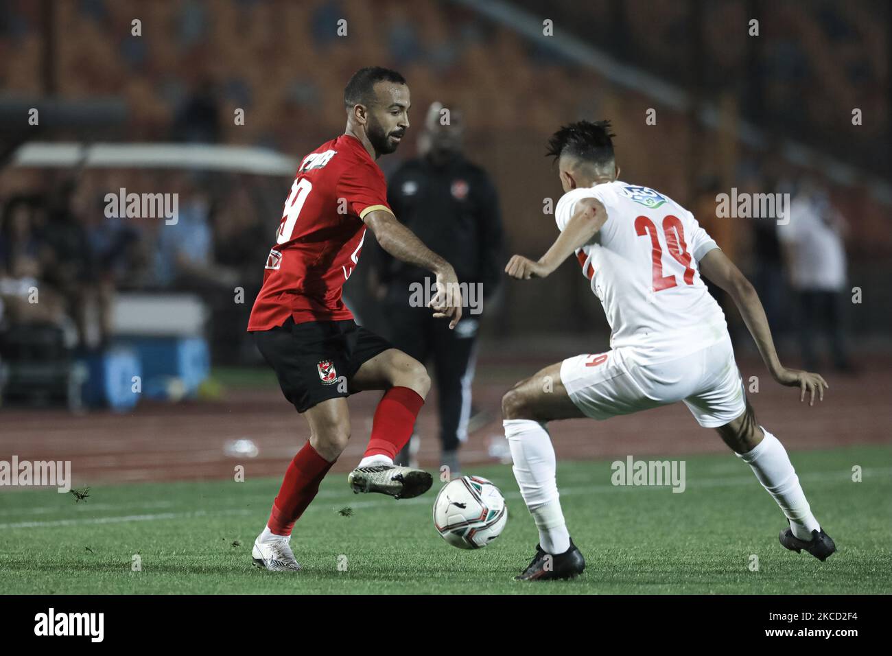 Ahmed Fatouh von Zamalek im Einsatz gegen Mohamed Magdy Afsha von Al Ahly während des egypt League Match zwischen Zamalek und Al Ahly im Kairoer Stadion am 18. April 2021 in Kairo, Ägypten. (Foto von Ahmed Awaad/NurPhoto) Stockfoto