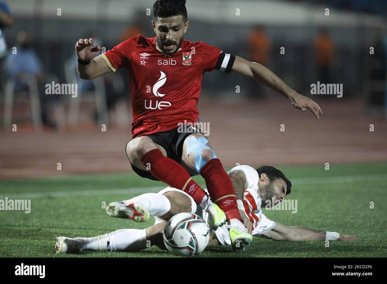 Ahmed Sayed Zizo von Zamalek in Aktion gegen Ayman Ashraf von Al Ahly (R) während des egypt League Match zwischen Zamalek und Al Ahly im Kairoer Stadion am 18. April 2021 in Kairo, Ägypten. (Foto von Ahmed Awaad/NurPhoto) Stockfoto