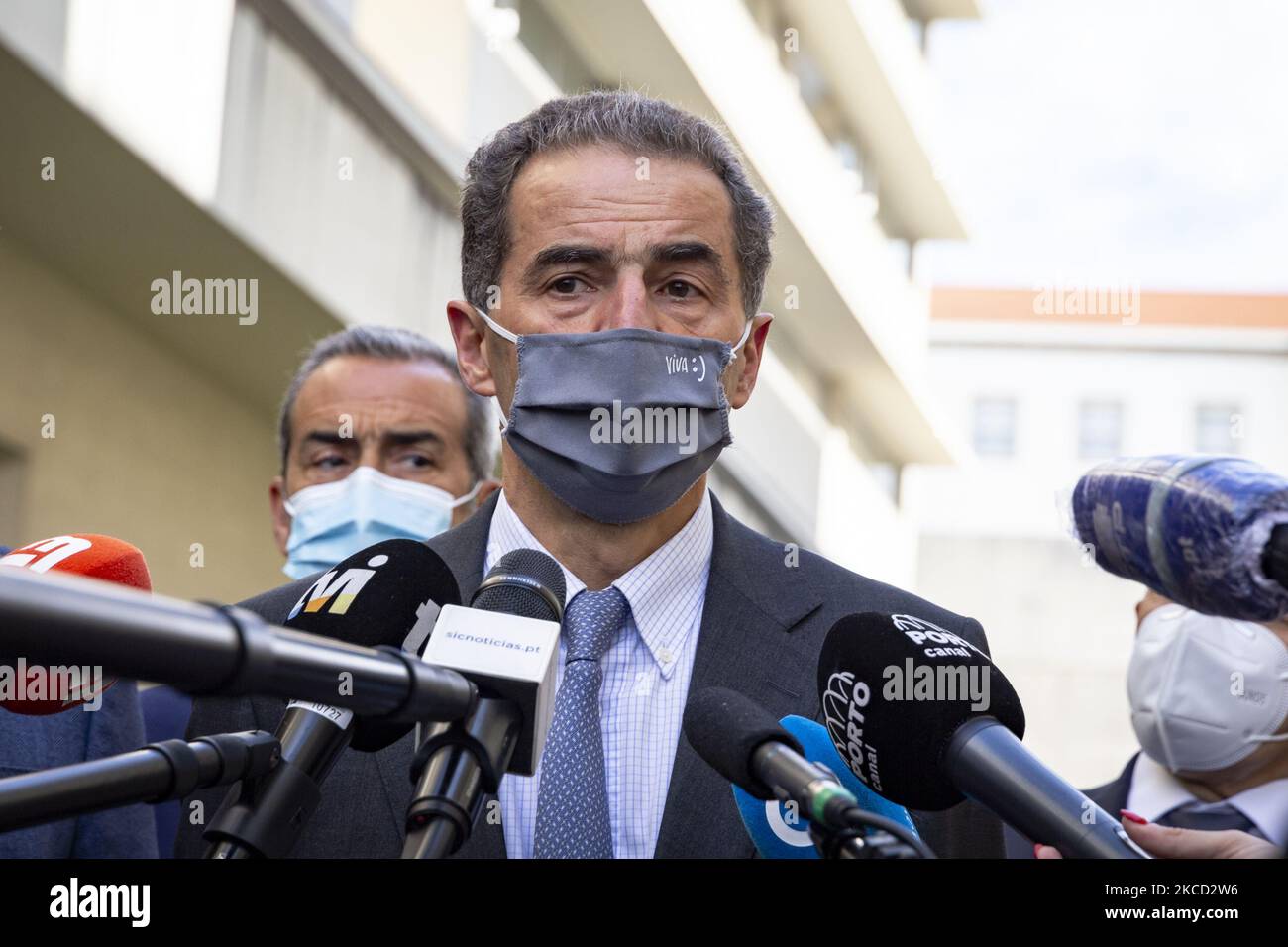 Der Minister für Wissenschaft, Technologie und Hochschulbildung, Manuel Heitor, in Begleitung von Antonio de Sousa Pereira, Rektor der Universität Porto und Präsident des Rektorenrates der Universität Porto, markieren die Wiederaufnahme der persönlichen Aktivitäten von Universitäten und Fachhochschulen und besuchen das ICBAS-Institut für biomedizinische Wissenschaften Abel Salazar, In der dritten und letzten Phase der Wiedereröffnung aufgrund des Covid-19, am 19. April 2021, Porto, Portugal. (Foto von Rita Franca/NurPhoto) Stockfoto