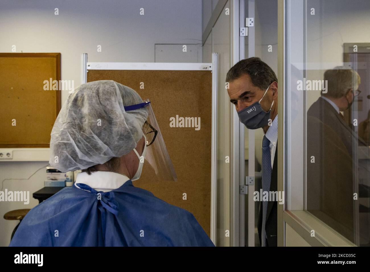 Der Minister für Wissenschaft, Technologie und Hochschulbildung, Manuel Heitor, in Begleitung von Antonio de Sousa Pereira, Rektor der Universität Porto und Präsident des Rektorenrates der Universität Porto, markieren die Wiederaufnahme der persönlichen Aktivitäten von Universitäten und Fachhochschulen und besuchen das ICBAS-Institut für biomedizinische Wissenschaften Abel Salazar, In der dritten und letzten Phase der Wiedereröffnung aufgrund des Covid-19, am 19. April 2021, Porto, Portugal. (Foto von Rita Franca/NurPhoto) Stockfoto