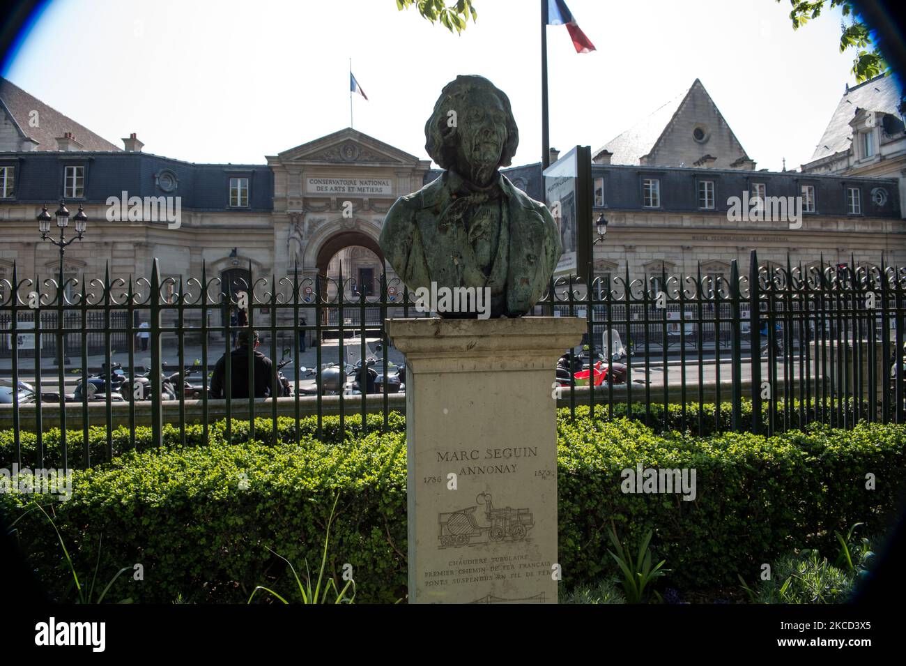 Das Conservatoire National des Arts et Métiers aus dem öffentlichen Garten von Emile Chautemps vor ihm im dritten Arrondissement von Paris, am Eröffnungstag der Generalstaaten über den Säkularismus, der von der französischen Regierung unter der Verantwortung von Marlène Schiappa, Minister für Staatsbürgerschaft, gefordert wurde, Am 20. April 2021 in Paris. (Foto von Andrea Savorani Neri/NurPhoto) Stockfoto