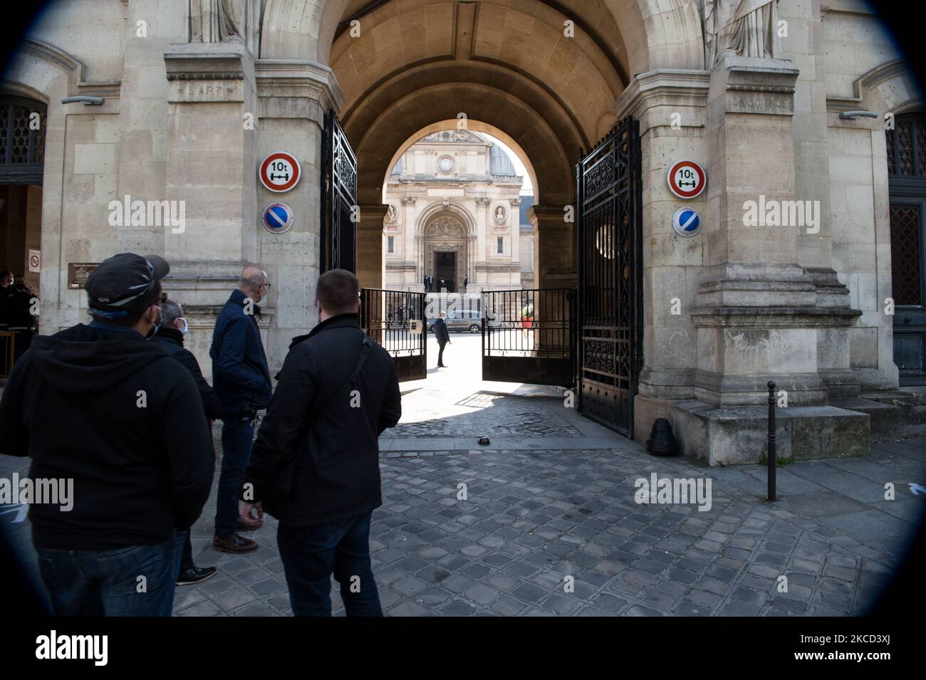 Die Ankunft von Marlène Schiappa, Minister für Staatsbürgerschaft, am Conservatoire National des Arts et Métiers, im dritten Arrondissement von Paris, am Eröffnungstag der von der französischen Regierung organisierten Generalstaaten zum Säkularismus, in Paris, am 20. April 2021. (Foto von Andrea Savorani Neri/NurPhoto) Stockfoto