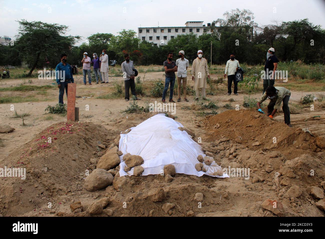 Ein Arbeiter bereitet das Grab einer Person vor, die an einem Coronavirus (Covid-19) starb, nachdem sie am 20. April 2021 auf einem Friedhof in Neu-Delhi beerdigt wurde. Indien verzeichnet jetzt mehr als 2 Millionen (20 lakh) offiziell aktive Fälle von Covid-19, der derzeit zweithöchsten Zahl der Welt nach den USA. (Foto von Mayank Makhija/NurPhoto) Stockfoto