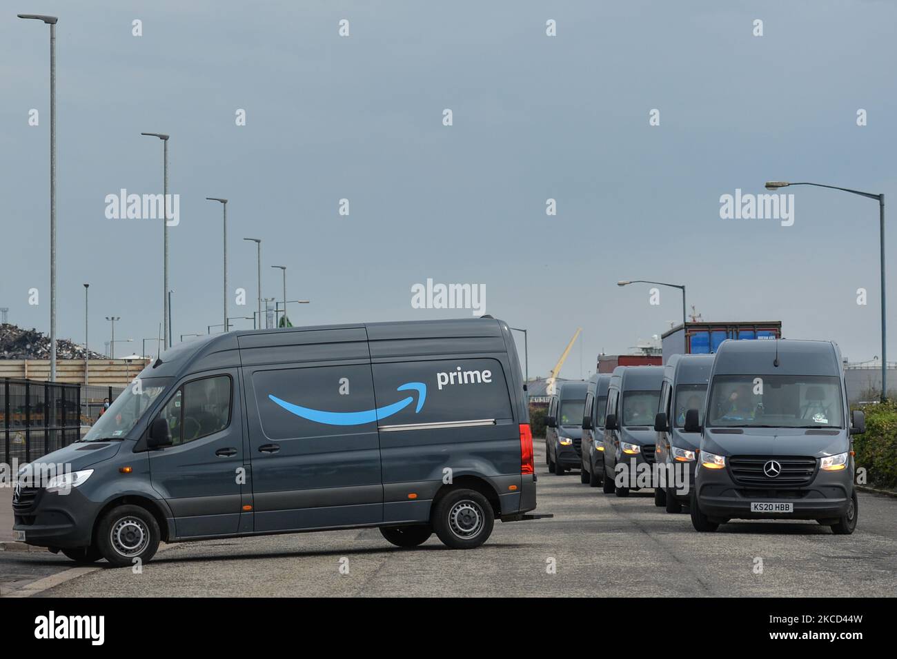 Amazon Prime Lieferwagen kommen im Amazon Lieferzentrum im Channel Commercial Park in Belfast an. Die Pakete werden von den Versand- und Sortierzentren von Amazon an die Lieferstation geliefert und auf Fahrzeuge verladen, um sie an Amazon-Kunden im Raum Belfast zu liefern. Am Dienstag, den 20. April 2021, in Belfast, Nordirland. (Foto von Artur Widak/NurPhoto) Stockfoto