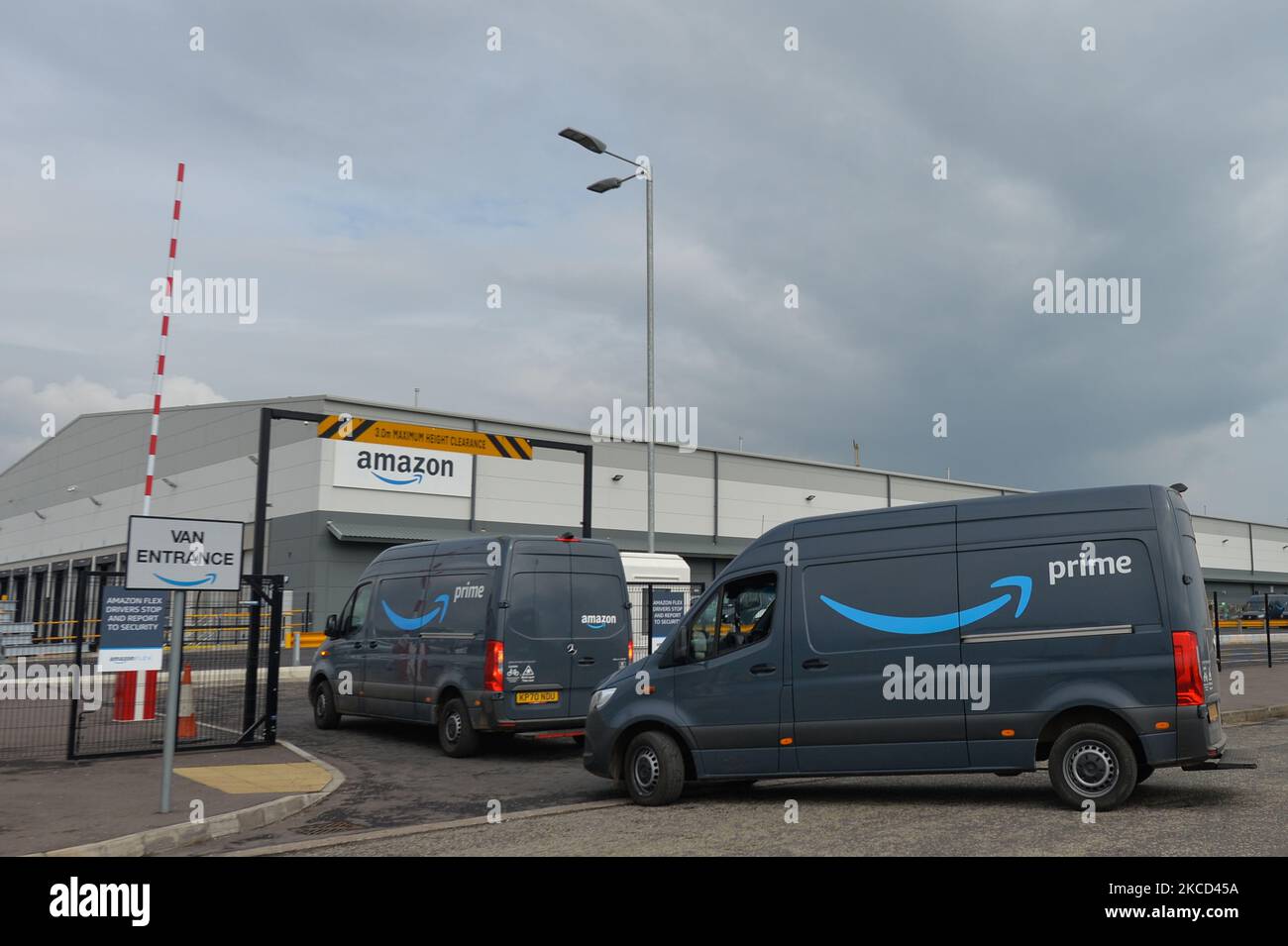 Amazon Prime Lieferwagen kommen im Amazon Lieferzentrum im Channel