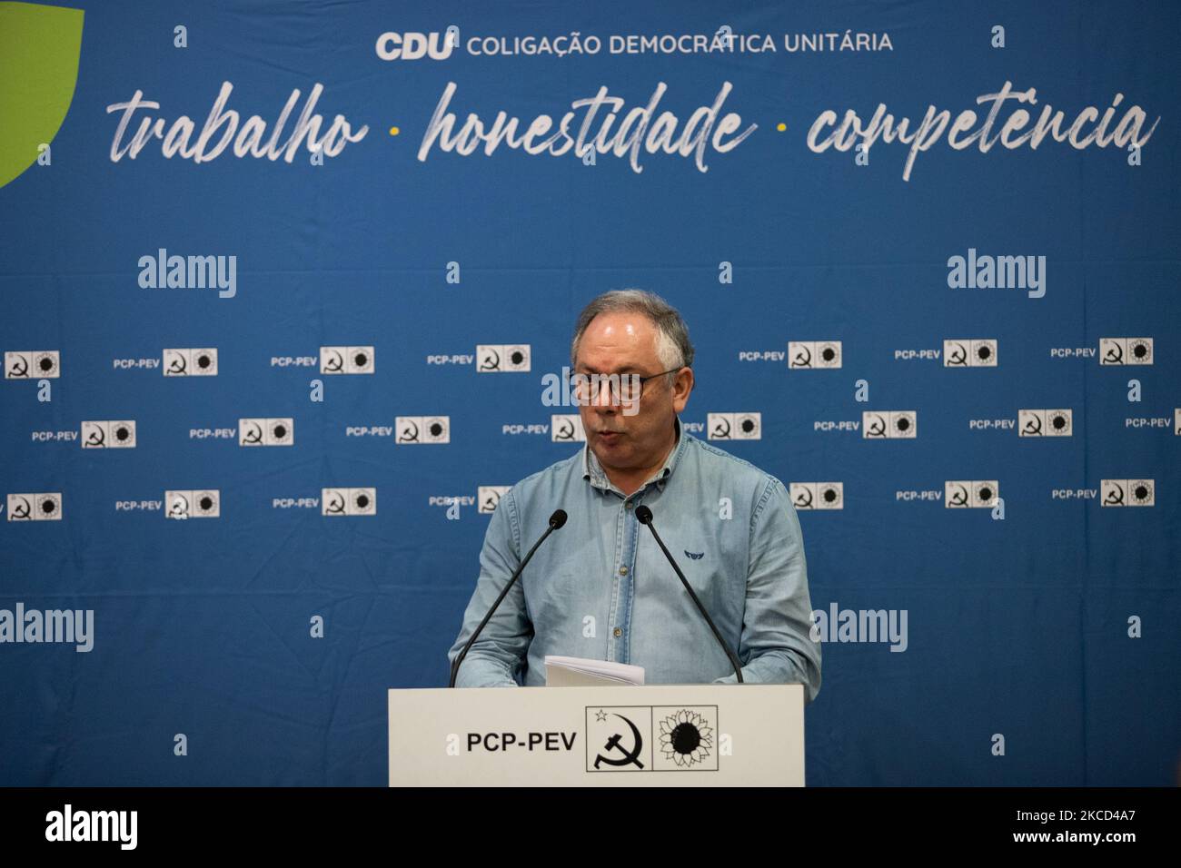 João Geraldes ( CDU ) spricht auf der Pressekonferenz die Koalition für die nächsten Kommunalwahlen im PCP-Hauptquartier in Lissabon, Portugal, am 20. April 2021. Die Kommunistische Partei ( PCP ) bildet eine Koalition mit der Umweltpartei ( PEV ) für die diesjährigen Kommunalwahlen. Die CDU, einheitliche demokratische Koalition. (Foto von Nuno Cruz/NurPhoto) Stockfoto