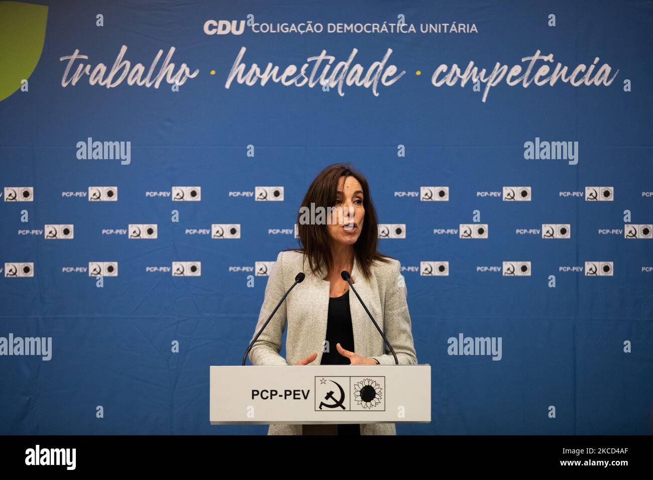 Heloísa Apolónia ( PEV ) spricht auf der Pressekonferenz die Koalition für die nächsten Kommunalwahlen im PCP-Hauptquartier in Lissabon, Portugal, am 20. April 2021. Die Kommunistische Partei ( PCP ) bildet eine Koalition mit der Umweltpartei ( PEV ) für die diesjährigen Kommunalwahlen. Die CDU, einheitliche demokratische Koalition. (Foto von Nuno Cruz/NurPhoto) Stockfoto