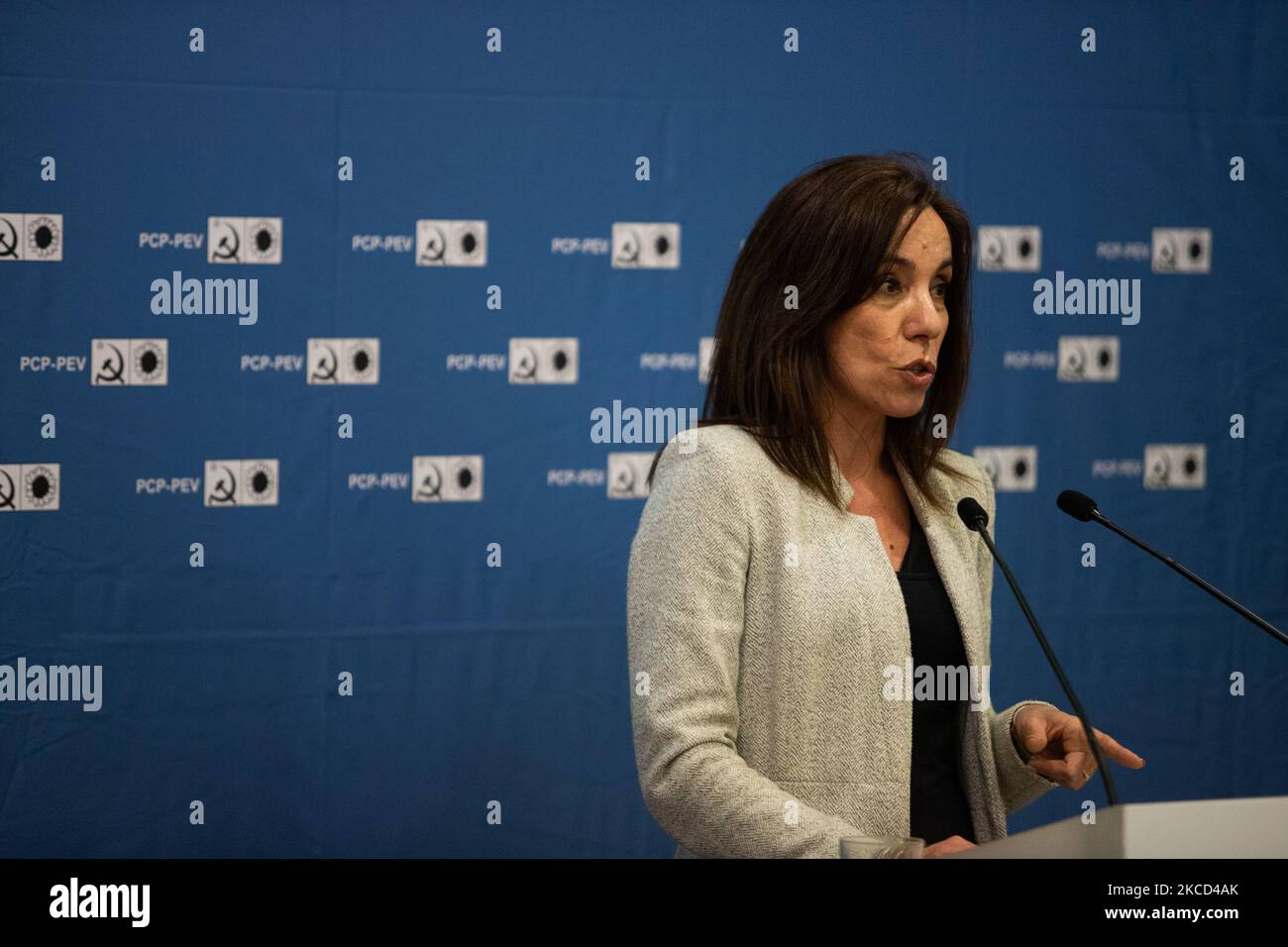 Heloísa Apolónia ( PEV ) spricht auf der Pressekonferenz die Koalition für die nächsten Kommunalwahlen im PCP-Hauptquartier in Lissabon, Portugal, am 20. April 2021. Die Kommunistische Partei ( PCP ) bildet eine Koalition mit der Umweltpartei ( PEV ) für die diesjährigen Kommunalwahlen. Die CDU, einheitliche demokratische Koalition. (Foto von Nuno Cruz/NurPhoto) Stockfoto