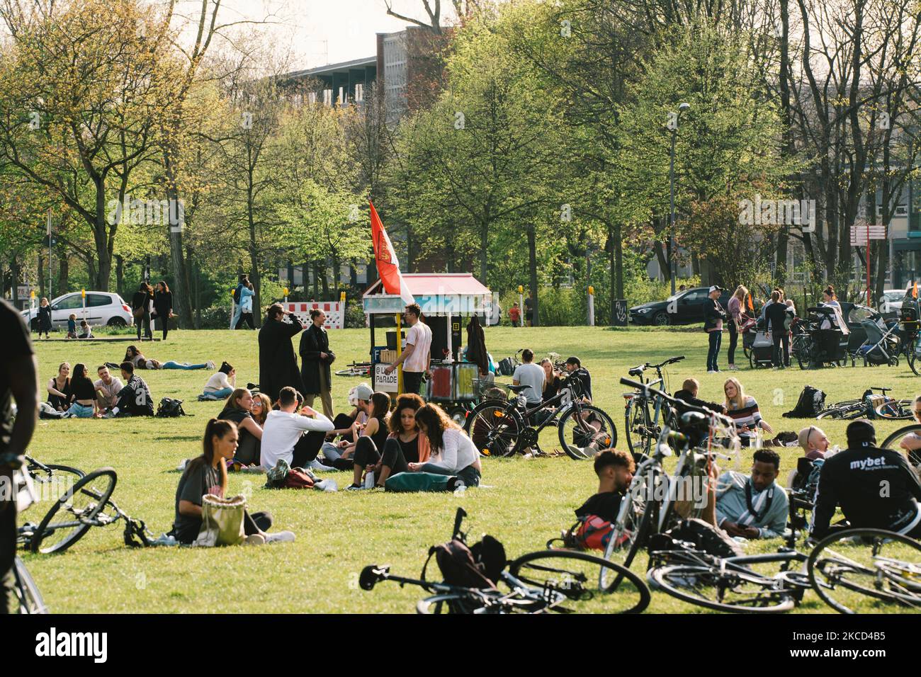 Die Menschen entspannen sich im Innerer Grünguertel Park, während das frühlingshafte Wetter in Köln am 20. April 2021 19 Grad Celsius erreicht (Foto: Ying Tang/NurPhoto) Stockfoto