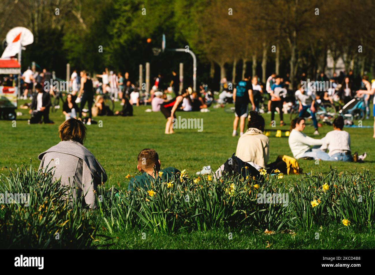 Die Menschen entspannen sich im Innerer Grünguertel Park, während das frühlingshafte Wetter in Köln am 20. April 2021 19 Grad Celsius erreicht (Foto: Ying Tang/NurPhoto) Stockfoto