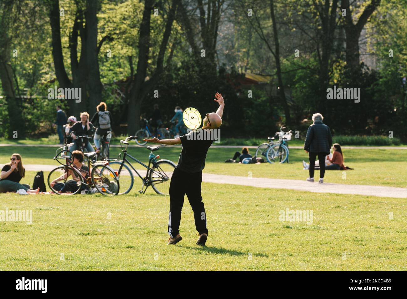 Ein Mann spielt Frisbee im Innerer Grünguertel Park, als frühlingshaftes Wetter in Köln am 20. April 2021 19 Grad Celsius erreicht (Foto: Ying Tang/NurPhoto) Stockfoto