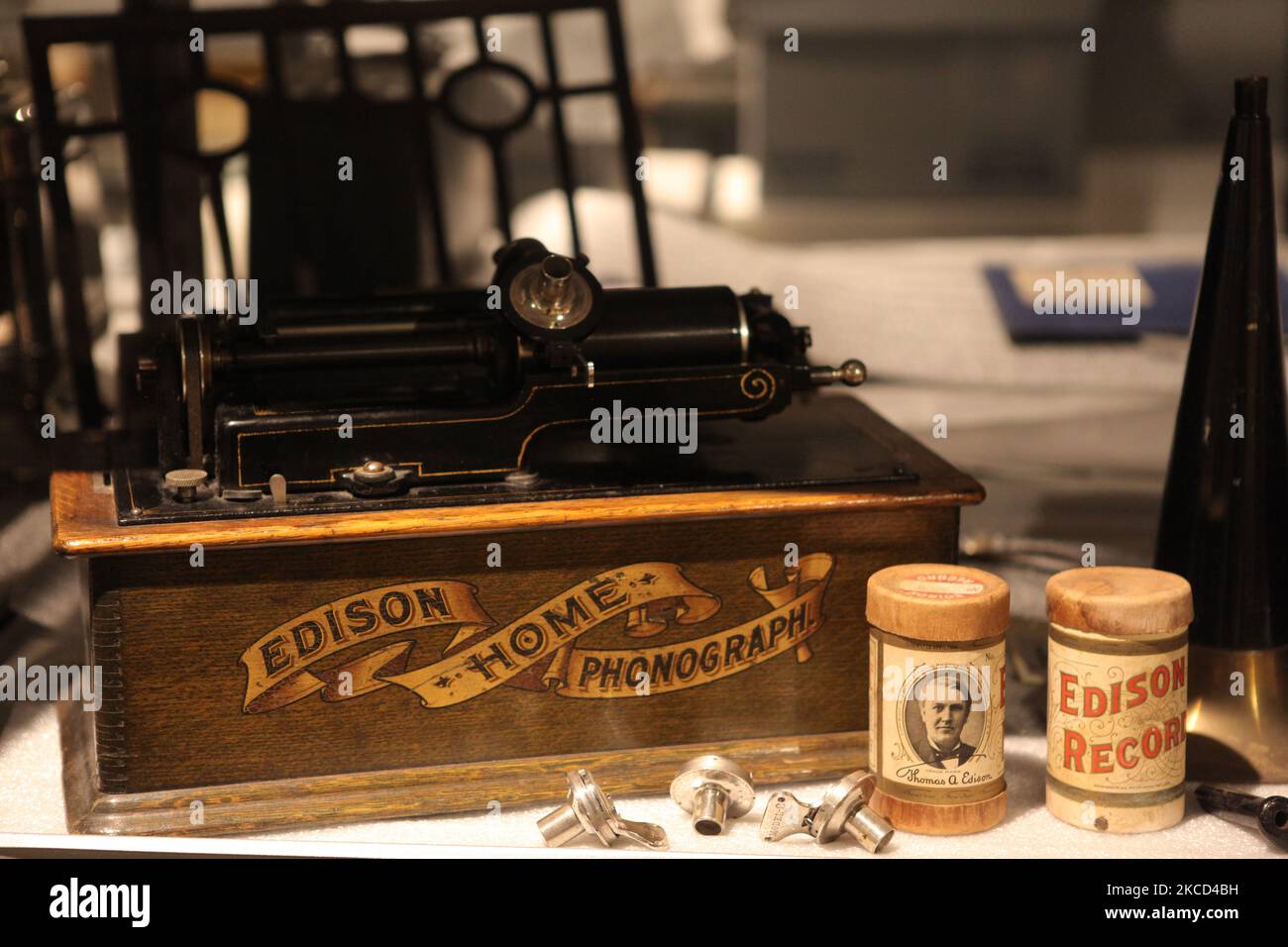 Phonograph auf der Ausstellung bei den Thomas Edison und Henry Ford Winter Estates in Fort Myers, Florida, USA. Die Edison und Ford Winter Estates enthalten ein historisches Museum und einen 21 Hektar großen botanischen Garten an den angrenzenden Standorten der Winterhäuser von Thomas Edison und Henry Ford neben dem Caloosahatchee River im Südwesten Floridas. (Foto von Creative Touch Imaging Ltd./NurPhoto) Stockfoto