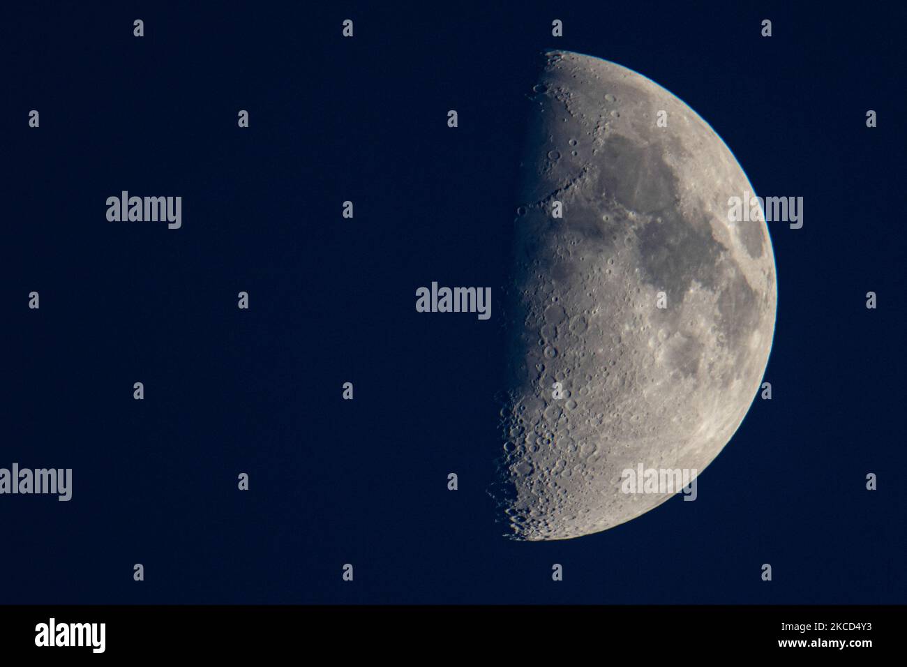 Nahaufnahmen am Abend, vom Mond mit klarer Sicht auf die Oberfläche und die Krater in der zunehmenden Gibbons-Phase gemäß dem Mondkalender. Der Mond ist der größte natürliche Satellit im Sonnensystem und umkreist die Erde ohne Atmosphäre oder Magnetfeld. Eindhoven, Niederlande am 20. April 2021 (Foto von Nicolas Economou/NurPhoto) Stockfoto