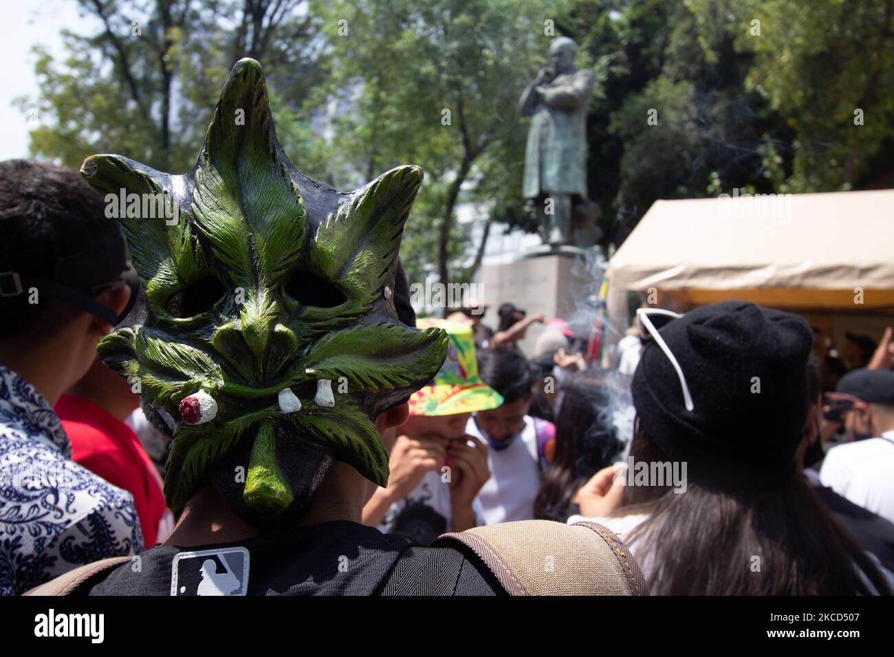 Menschen während einer Demonstration, die die Legalisierung von Marihuana für den Freizeitkonsum im Rahmen des Internationalen Marihuana-Tages in Mexiko-Stadt, Mexiko, am 20. April 2021 forderte. Verschiedene Gruppen für die Legalisierung von Cannabis demonstrierten durch Märsche, Sit-ins und eine Reihe von künstlerischen und Freizeitaktivitäten in verschiedenen Teilen von Mexiko-Stadt.ebenso wurde unter anderem das sogenannte Fumaton 420 in der Demonstration am Rande des Senats der Republik durchgeführt.(Foto: Martin Gorostiola/NurPhoto) Stockfoto