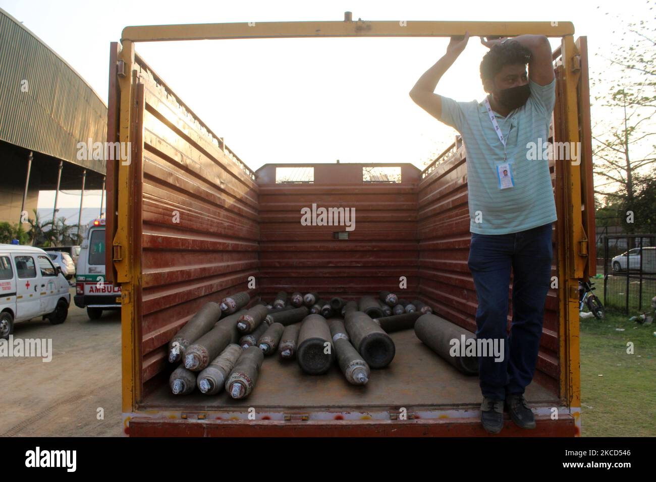 Aufgefüllte Sauerstoffflaschen kommen in einer provisorischen Einrichtung für Covid-19-Patienten in einem Sportkomplex an, inmitten der steigenden Zahl von Coronavirus-Fällen in Neu-Delhi am 21. April 2021. Das Zentrum Verbot die Versorgung mit Sauerstoff für industrielle Zwecke mit Ausnahme von neun spezifizierten Branchen, da in mehreren Staaten aufgrund eines Anstiegs der COVID-19-Infektionen das lebenswichtige gut für die öffentliche Gesundheit fehlt. (Foto von Mayank Makhija/NurPhoto) Stockfoto