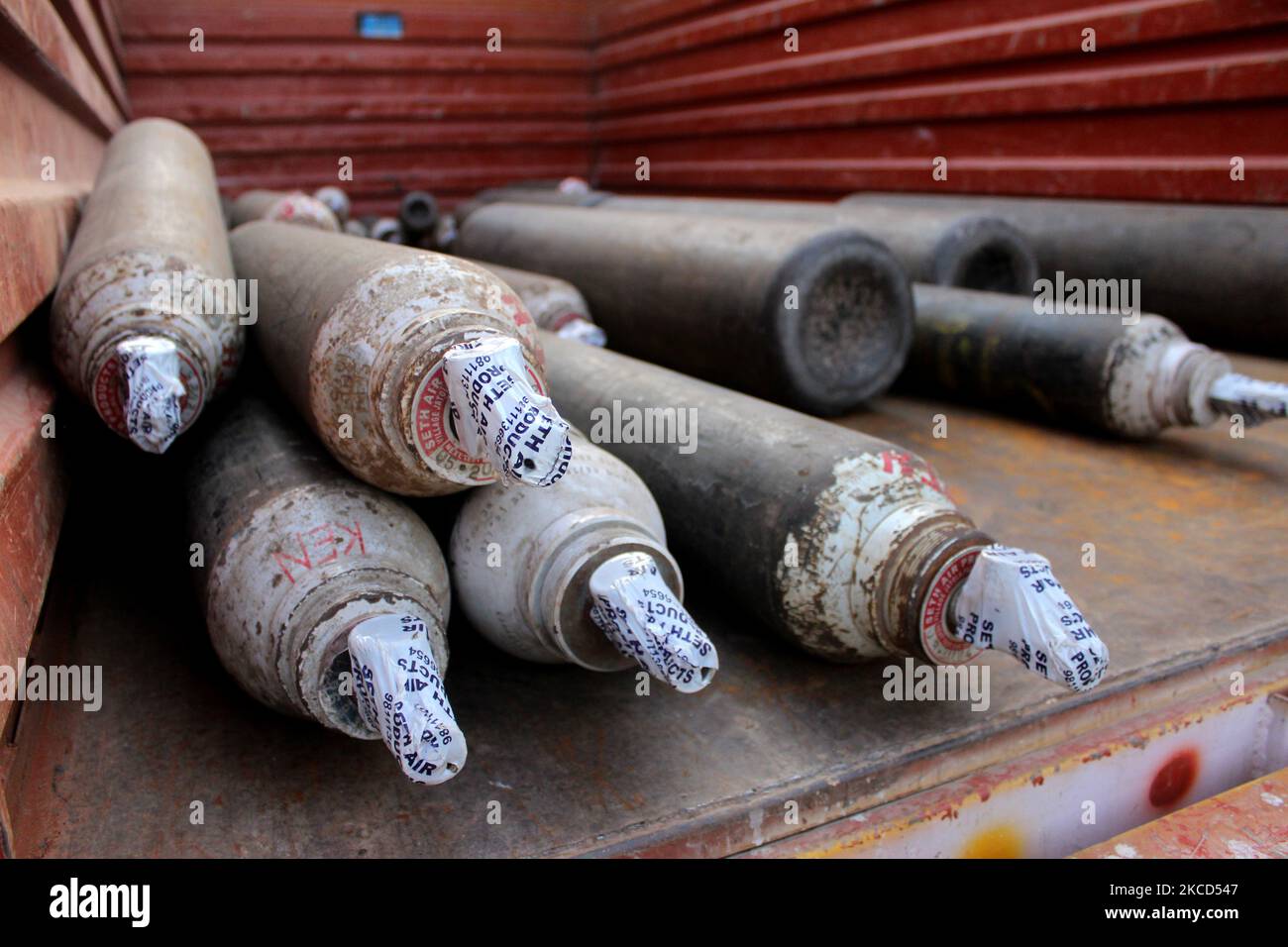 Aufgefüllte Sauerstoffflaschen kommen in einer provisorischen Einrichtung für Covid-19-Patienten in einem Sportkomplex an, inmitten der steigenden Zahl von Coronavirus-Fällen in Neu-Delhi am 21. April 2021. Das Zentrum Verbot die Versorgung mit Sauerstoff für industrielle Zwecke mit Ausnahme von neun spezifizierten Branchen, da in mehreren Staaten aufgrund eines Anstiegs der COVID-19-Infektionen das lebenswichtige gut für die öffentliche Gesundheit fehlt. (Foto von Mayank Makhija/NurPhoto) Stockfoto