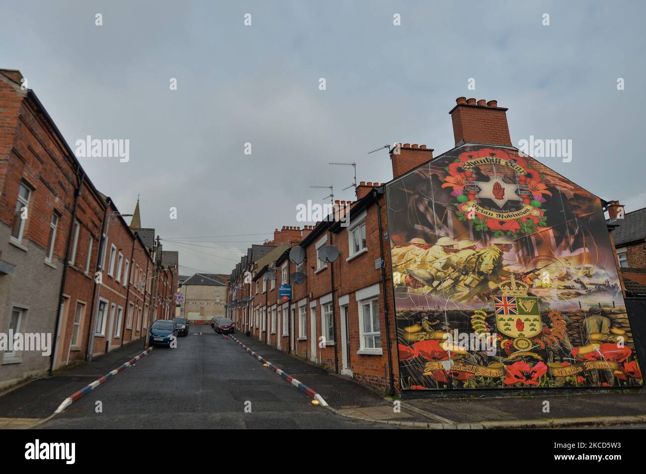 Eine allgemeine Ansicht der Broom Street und ein Wandgemälde auf der Disraeli Street in der Nähe der Shankill Road in Belfast. Am Dienstag, den 20. April 2021, in Belfast, Nordirland (Foto: Artur Widak/NurPhoto) Stockfoto